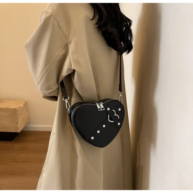 Nord Taschen | Umhängetasche für Damen - Herzförmige Crossbody-Tasche im auffälligen Design mit Riemenverschluss