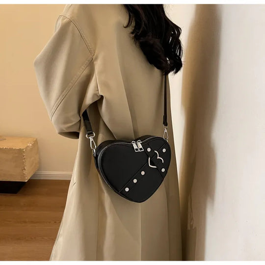 Nord Taschen | Umhängetasche für Damen - Herzförmige Crossbody-Tasche im auffälligen Design mit Riemenverschluss