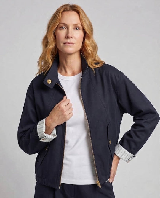 Damen Cropped Utility Jacke mit Stehkragen, Kordelzugsaum und goldfarbenen Details Nord Taschen