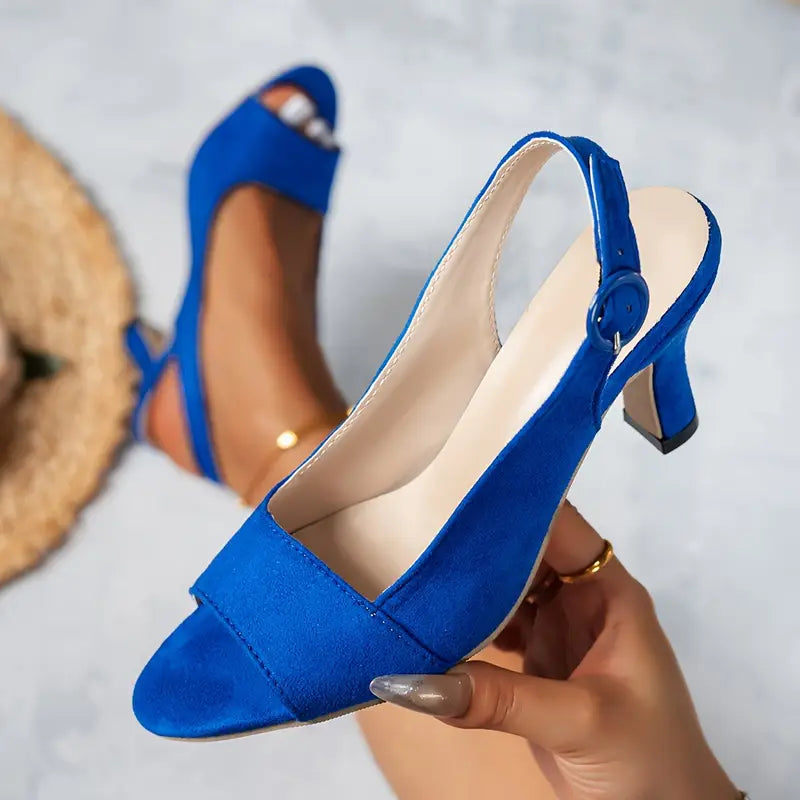 Offene Slingback-Absätze mit verstellbarem Schnallenriemen