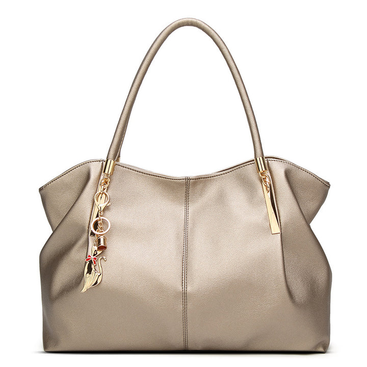 Damen Hobo-Tasche mit goldfarbener Detailverzierung und weicher Kunstleder-Oberfläche Nord Taschen