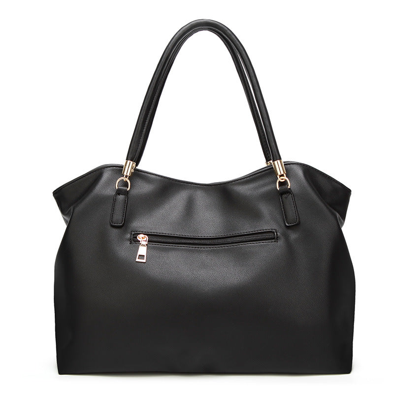 Damen Hobo-Tasche mit goldfarbener Detailverzierung und weicher Kunstleder-Oberfläche Nord Taschen