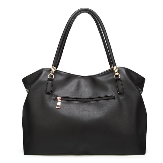 Damen Hobo-Tasche mit goldfarbener Detailverzierung und weicher Kunstleder-Oberfläche Nord Taschen