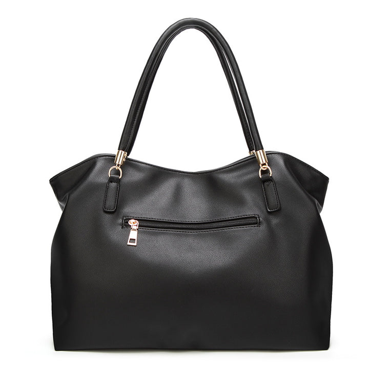 Damen Hobo-Tasche mit goldfarbener Detailverzierung und weicher Kunstleder-Oberfläche Nord Taschen