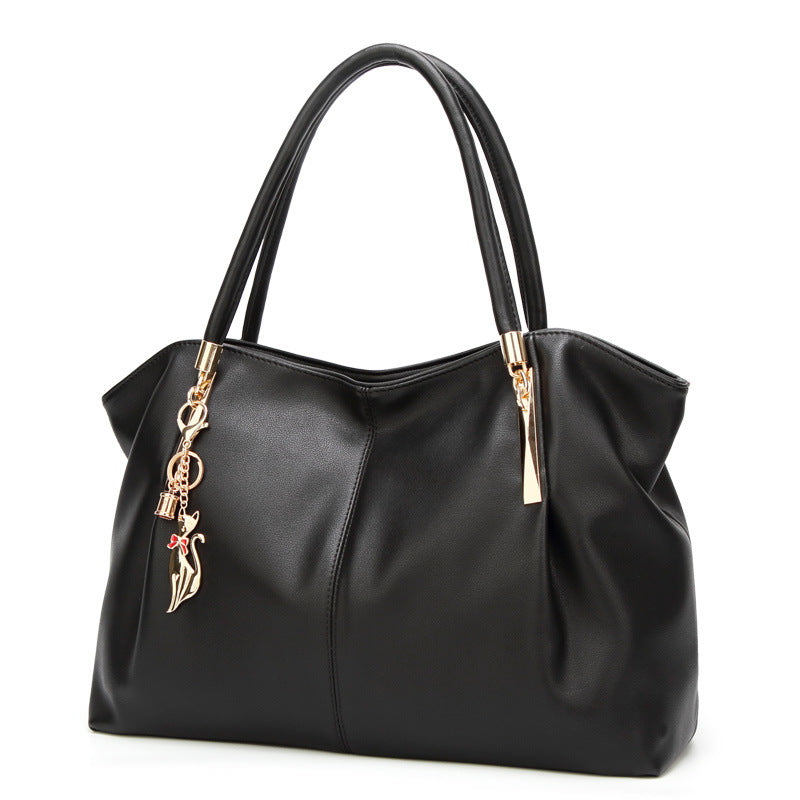 Damen Hobo-Tasche mit goldfarbener Detailverzierung und weicher Kunstleder-Oberfläche Nord Taschen