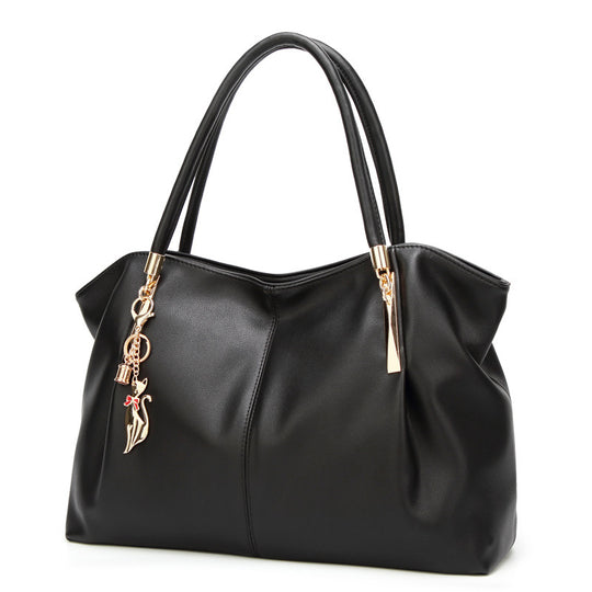 Damen Hobo-Tasche mit goldfarbener Detailverzierung und weicher Kunstleder-Oberfläche Nord Taschen