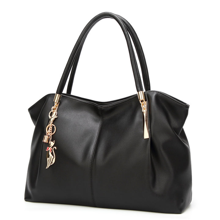 Damen Hobo-Tasche mit goldfarbener Detailverzierung und weicher Kunstleder-Oberfläche Nord Taschen
