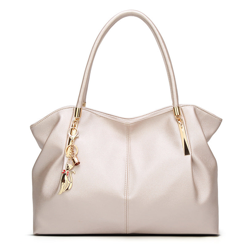 Damen Hobo-Tasche mit goldfarbener Detailverzierung und weicher Kunstleder-Oberfläche Nord Taschen