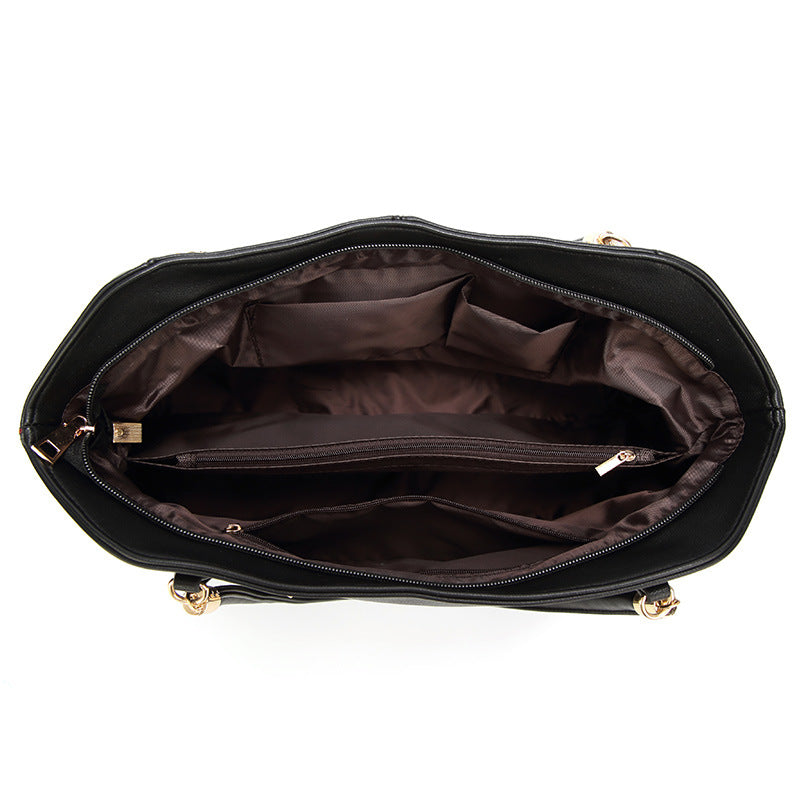 Damen Hobo-Tasche mit goldfarbener Detailverzierung und weicher Kunstleder-Oberfläche Nord Taschen