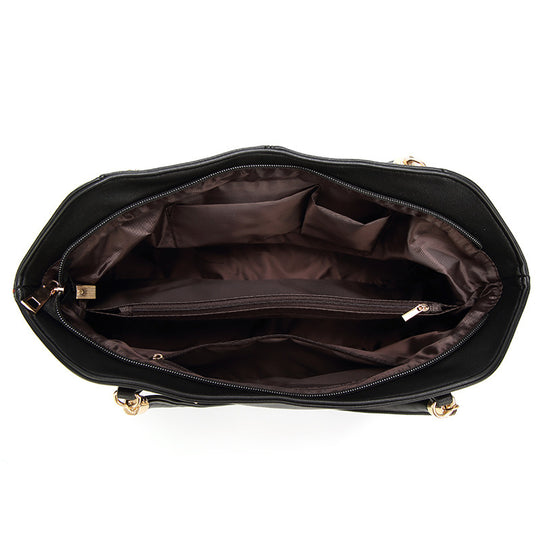 Damen Hobo-Tasche mit goldfarbener Detailverzierung und weicher Kunstleder-Oberfläche Nord Taschen