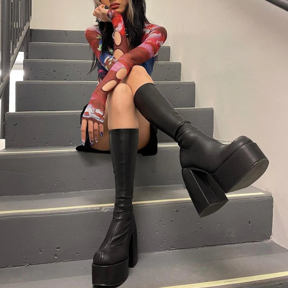 Kniestiefel mit hohem Absatz: Damenmode 2024 - Arvani