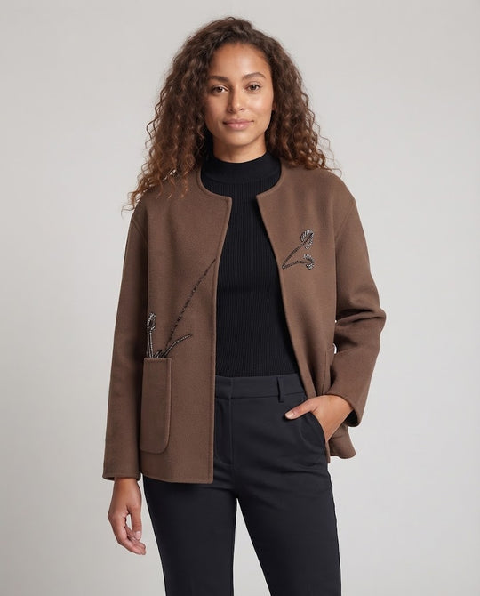 Damen kragenloser Wollmix‑Kurzmantel mit zarter Perlenstickerei und aufgesetzten Taschen Nord Taschen