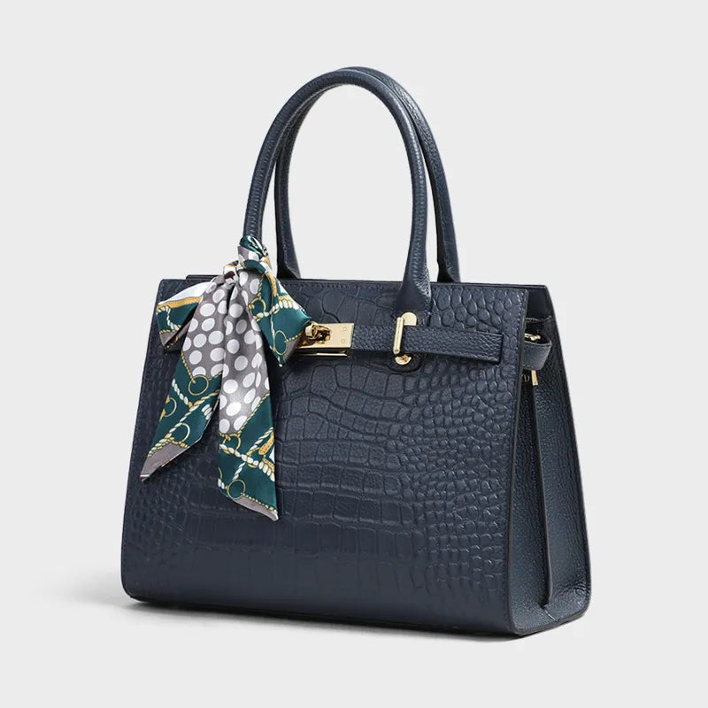 Nord Taschen | Handtasche für Damen - Großzügige Tasche mit strukturiertem Design und dekorativem Schleifenanhänger