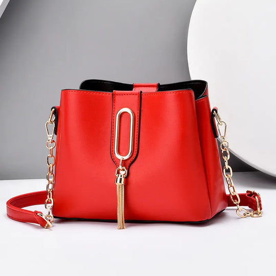 Nord Taschen | Umhängetasche für Damen - Stilvolle Schultertasche mit goldener Kette und modischem Quasten-Detail