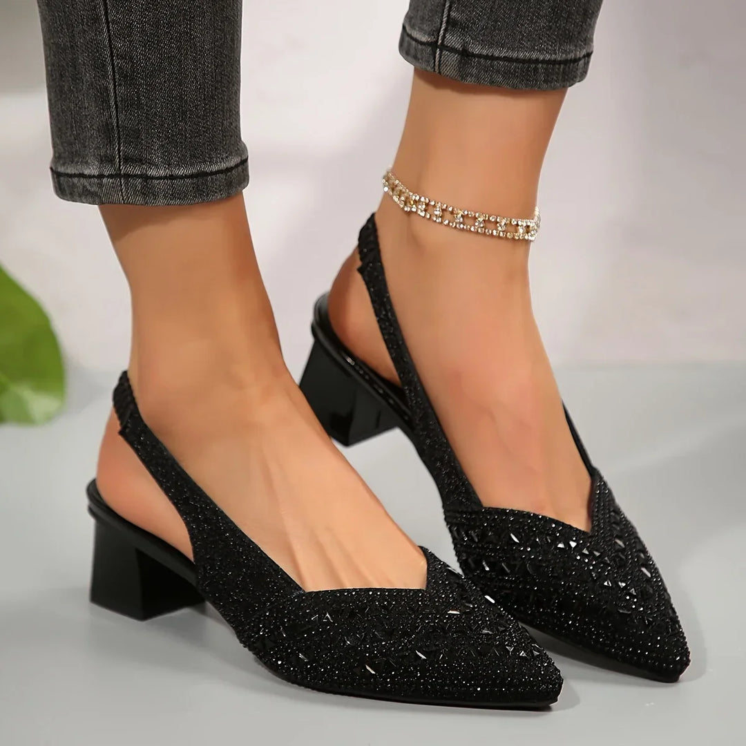 Glanzvolle Absatzsandalen mit funkelnden Kristalldetails