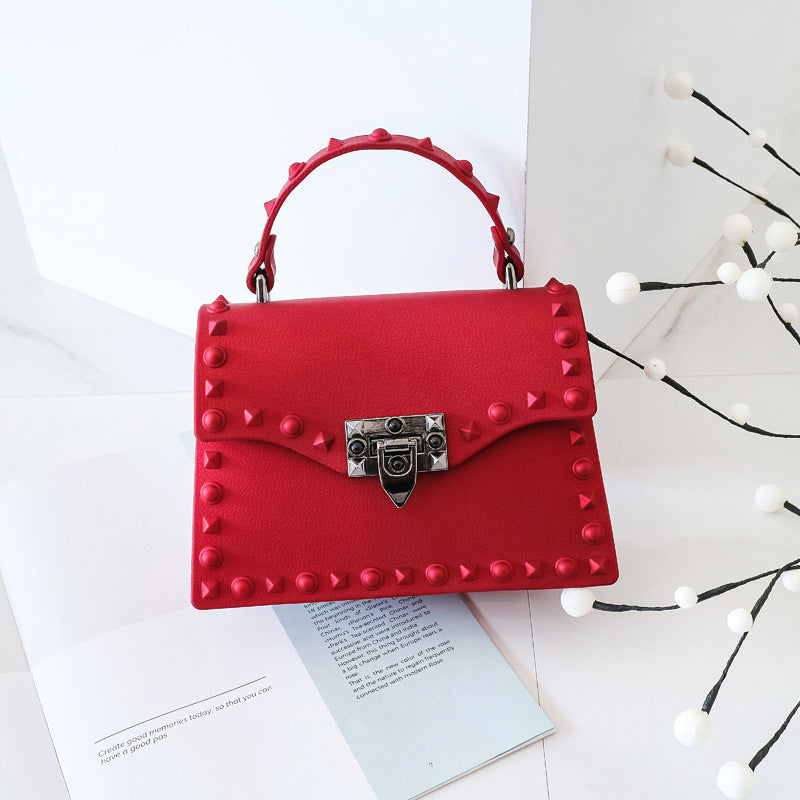 Damen Handtasche mit auffälligen Nieten Nord Taschen