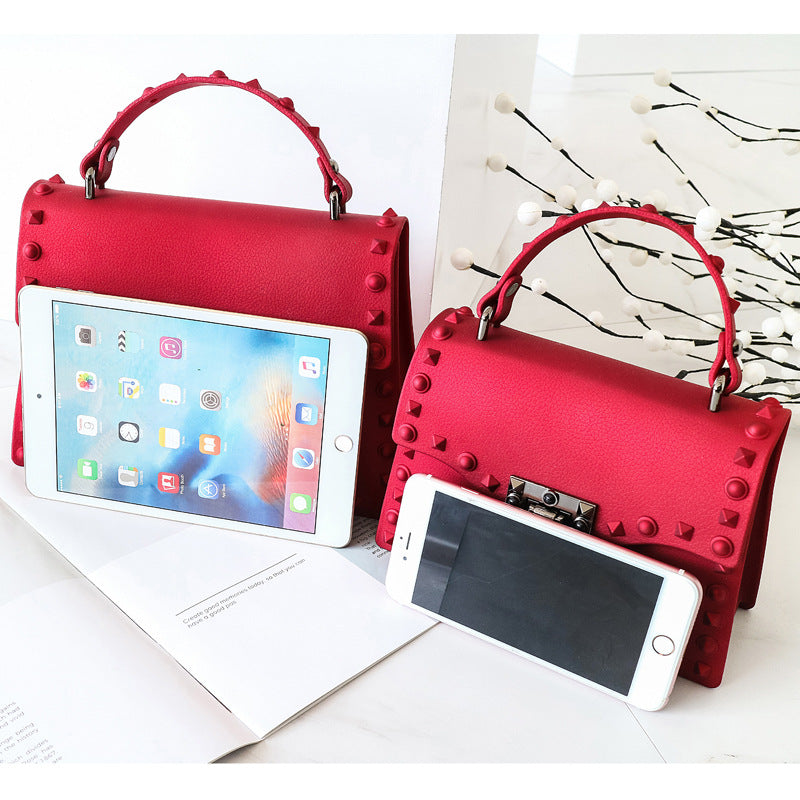 Damen Handtasche mit auffälligen Nieten Nord Taschen