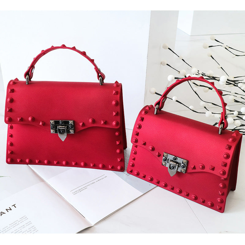 Damen Handtasche mit auffälligen Nieten Nord Taschen