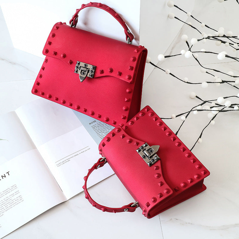 Damen Handtasche mit auffälligen Nieten Nord Taschen