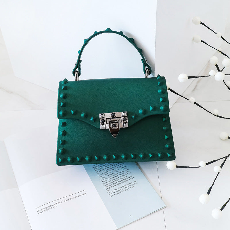 Damen Handtasche mit auffälligen Nieten Nord Taschen