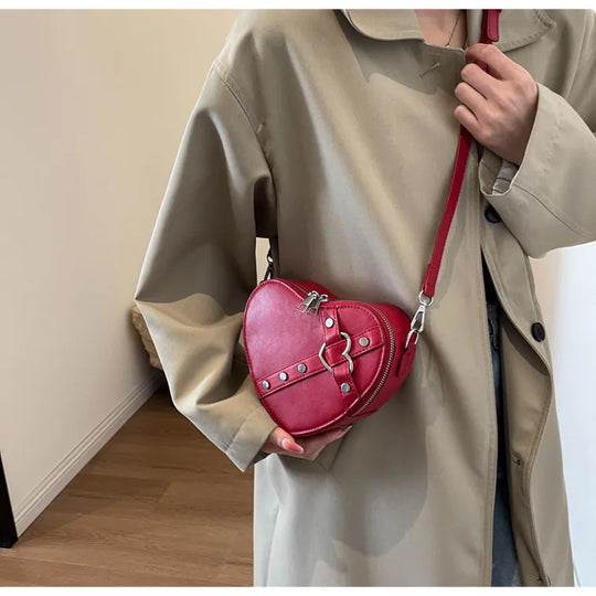 Nord Taschen | Umhängetasche für Damen - Herzförmige Crossbody-Tasche im auffälligen Design mit Riemenverschluss