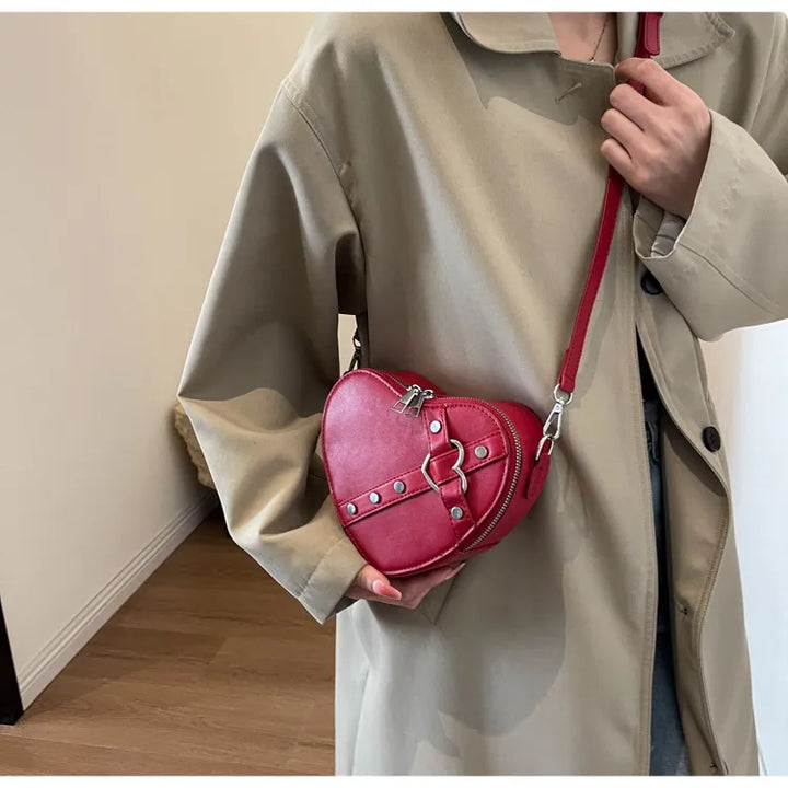 Nord Taschen | Umhängetasche für Damen - Herzförmige Crossbody-Tasche im auffälligen Design mit Riemenverschluss
