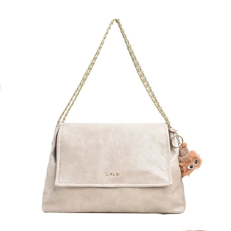 Nord Taschen | Handtasche für Damen - Geräumiges Design mit Kettenhenkel und niedlichem Anhänger