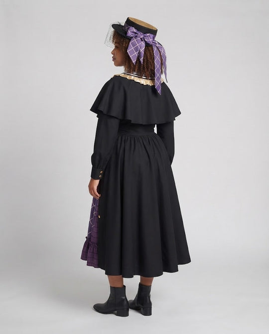 Damenkostümkleid mit historisch inspirierten Elementen und eleganten Accessoires Nord Taschen