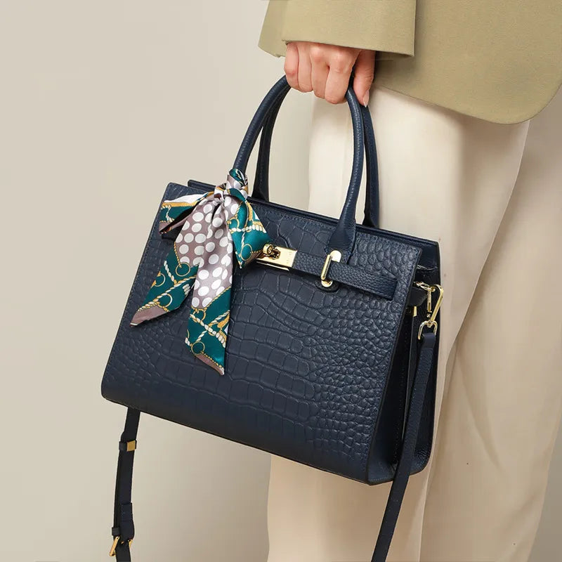 Nord Taschen | Handtasche für Damen - Großzügige Tasche mit strukturiertem Design und dekorativem Schleifenanhänger