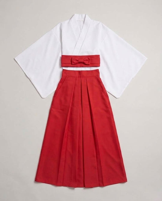 Damen historische Kimono-Robe mit goldenen Verzierungen und Accessoires Nord Taschen