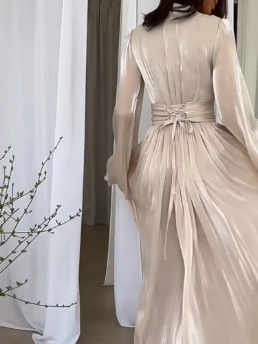 Stylisches Maxikleid mit Bindegürtel