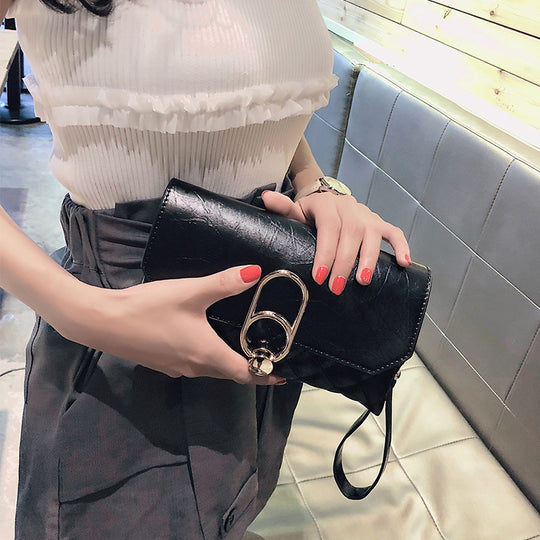 Damen Clutch aus strukturiertem Kunstleder mit eleganter Kettenverzierung Nord Taschen