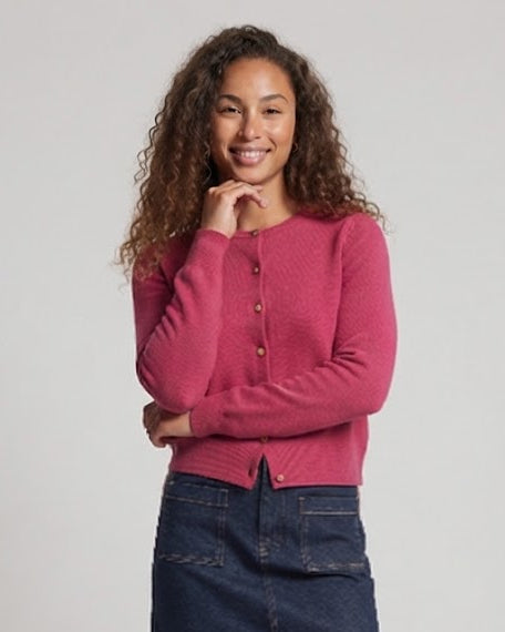 Damen Boxy-Knopfcardigan aus feinem Strick mit goldschimmernden Schmuckknöpfen und gerippten Abschlüssen Nord Taschen