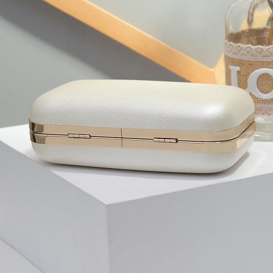 Damen Clutch mit zeitgemäßem Glanz und eleganter Kettenverzierung Nord Taschen