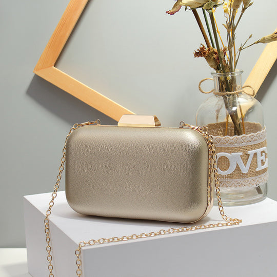 Damen Clutch mit zeitgemäßem Glanz und eleganter Kettenverzierung Nord Taschen