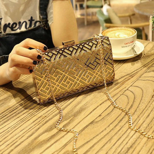 Damen Clutch-Tasche mit geometrischem Design und eleganter Kettenverzierung Nord Taschen