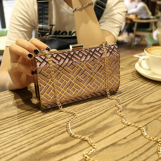 Damen Clutch-Tasche mit geometrischem Design und eleganter Kettenverzierung Nord Taschen