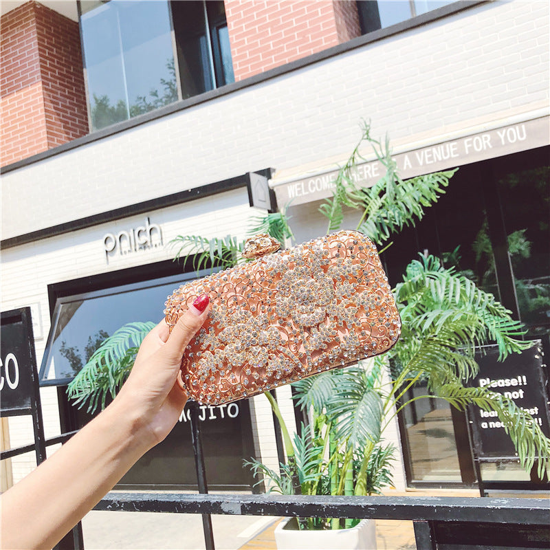 Damen Clutch mit eleganter Spitzenoptik und funkelnden Pailletten Nord Taschen