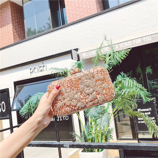 Damen Clutch mit eleganter Spitzenoptik und funkelnden Pailletten Nord Taschen
