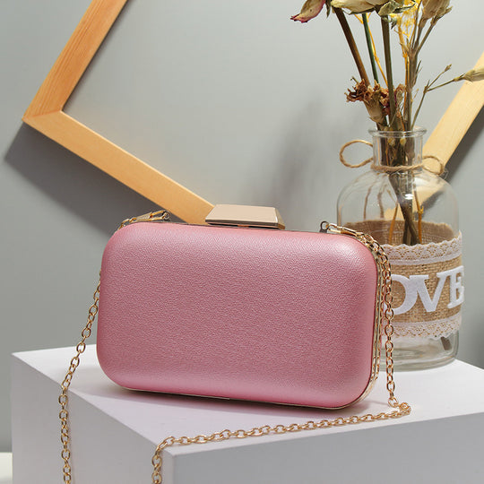 Damen Clutch mit zeitgemäßem Glanz und eleganter Kettenverzierung Nord Taschen