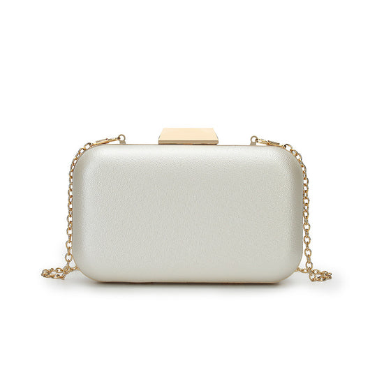 Damen Clutch mit zeitgemäßem Glanz und eleganter Kettenverzierung Nord Taschen