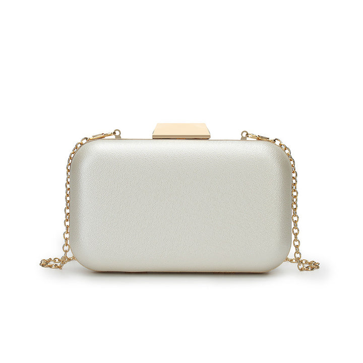 Damen Clutch mit zeitgemäßem Glanz und eleganter Kettenverzierung Nord Taschen