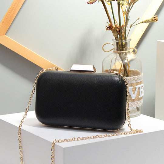 Damen Clutch mit zeitgemäßem Glanz und eleganter Kettenverzierung Nord Taschen