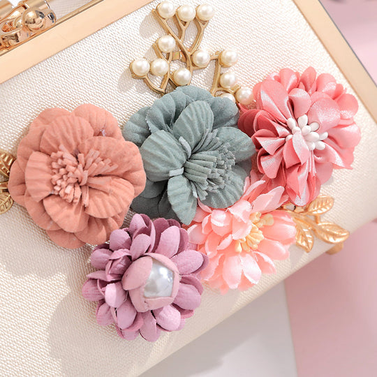 Damen Clutch-Tasche im floralen Design mit glänzenden Akzenten Nord Taschen