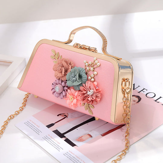 Damen Clutch-Tasche im floralen Design mit glänzenden Akzenten Nord Taschen