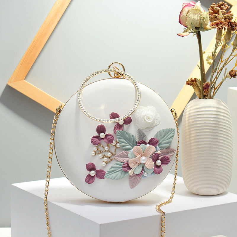Damen Clutch-Tasche mit floralen Applikationen und glänzendem Kettenriemen Nord Taschen