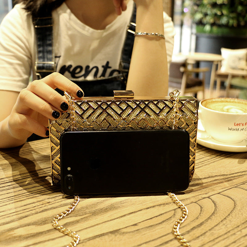 Damen Clutch-Tasche mit geometrischem Design und eleganter Kettenverzierung Nord Taschen
