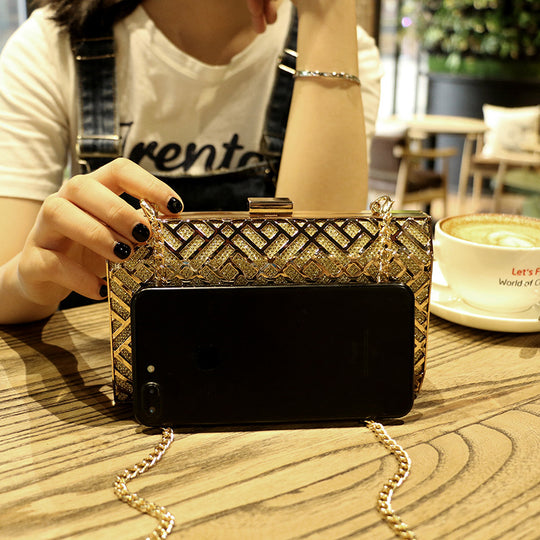 Damen Clutch-Tasche mit geometrischem Design und eleganter Kettenverzierung Nord Taschen