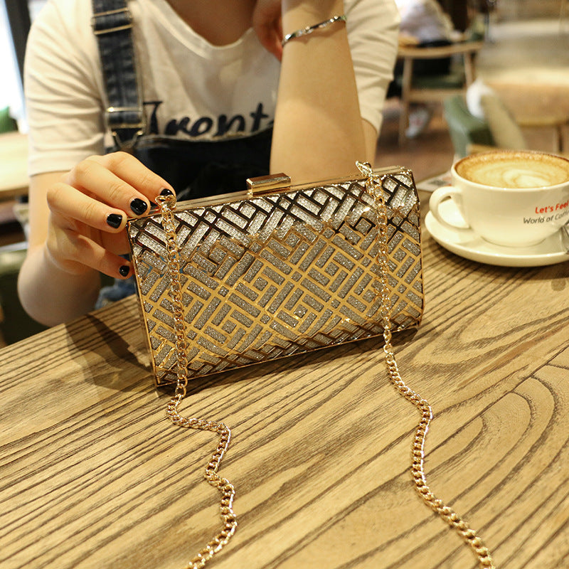 Damen Clutch-Tasche mit geometrischem Design und eleganter Kettenverzierung Nord Taschen