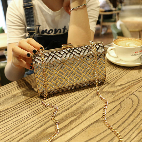 Damen Clutch-Tasche mit geometrischem Design und eleganter Kettenverzierung Nord Taschen